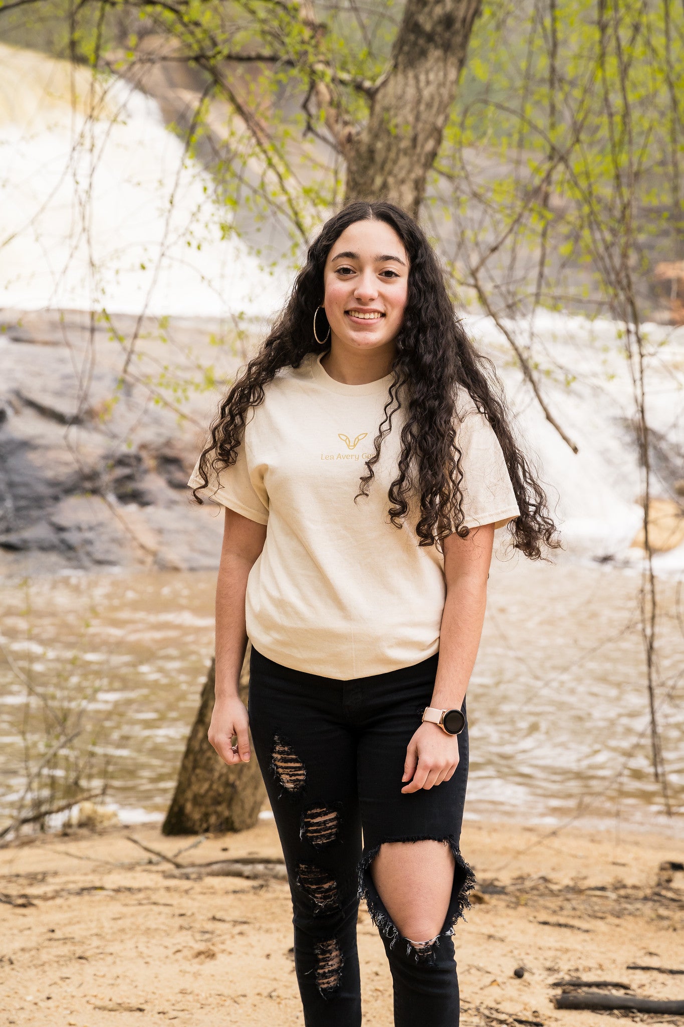 girl wearing stone color t-shirt